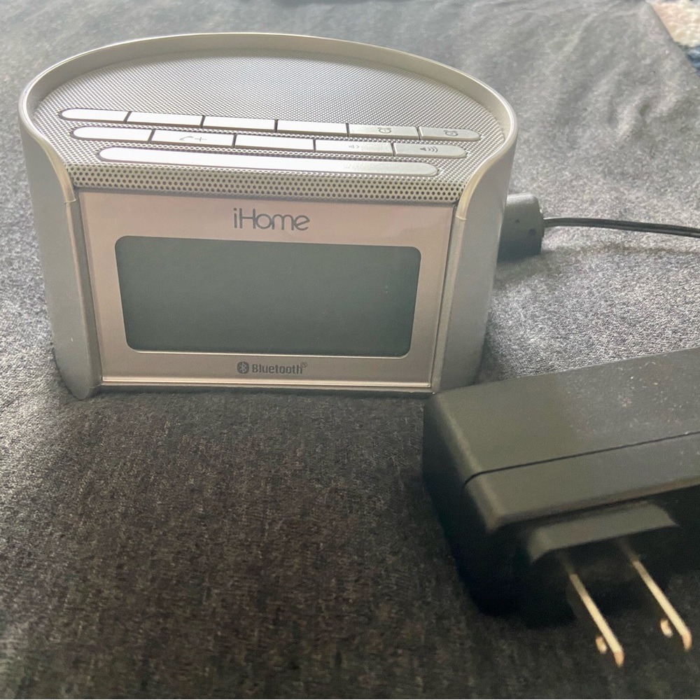 ¡Home iBT230 Bluetooth Bedside
Dual Alarm Clock Radio with Speakerphone, USB